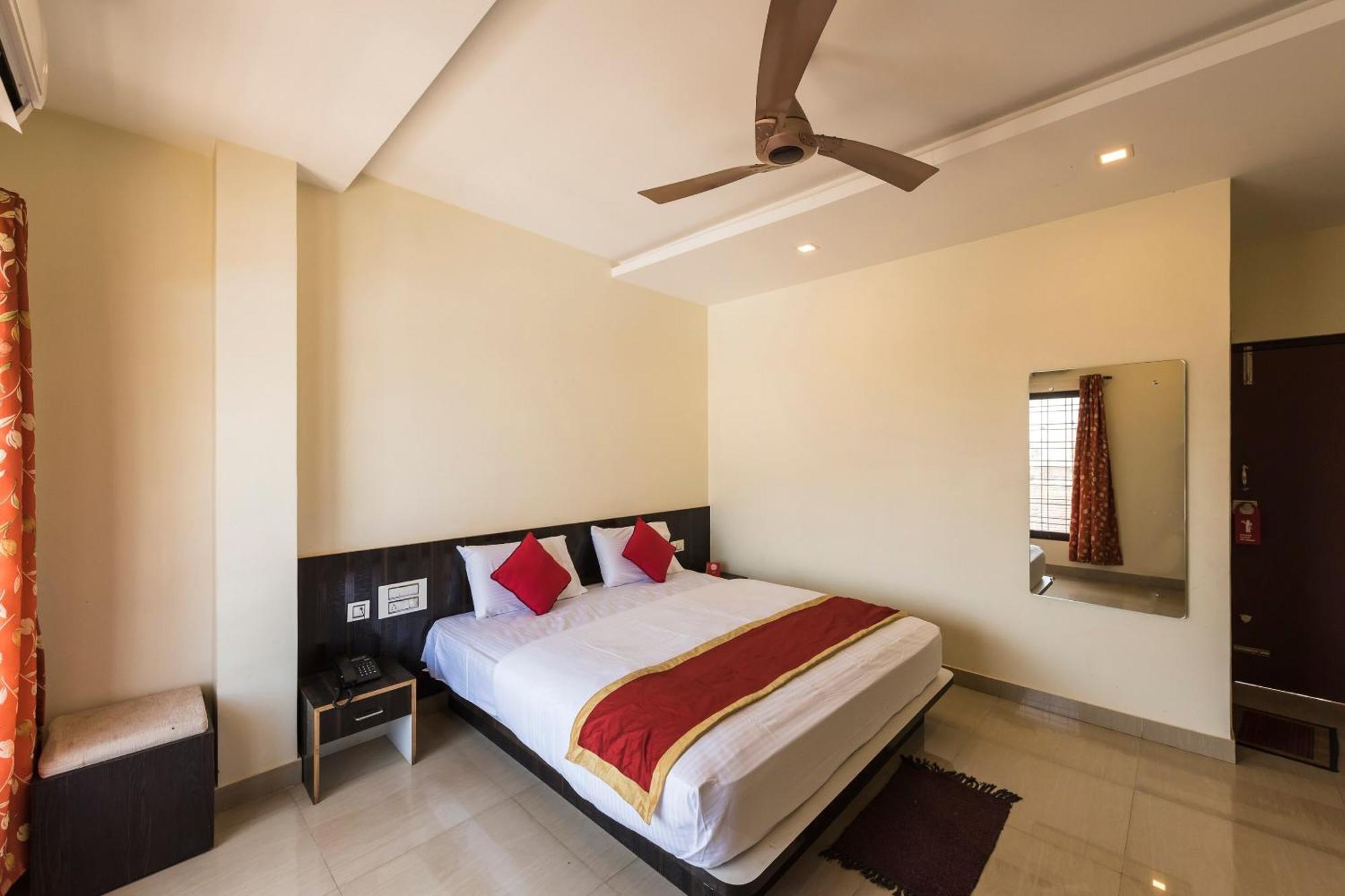 Hotel OYO 9918 Sri Venkatesha Residency Chikmagalūr Exterior foto